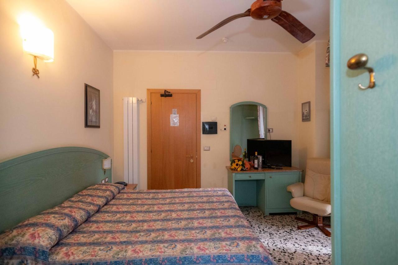 Hotel Magnolia Albenga Buitenkant foto