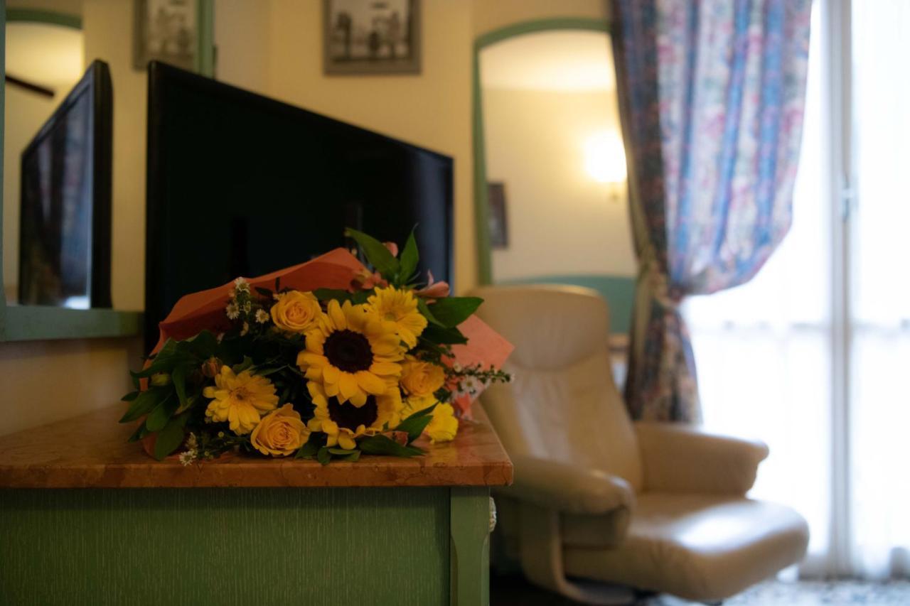 Hotel Magnolia Albenga Buitenkant foto