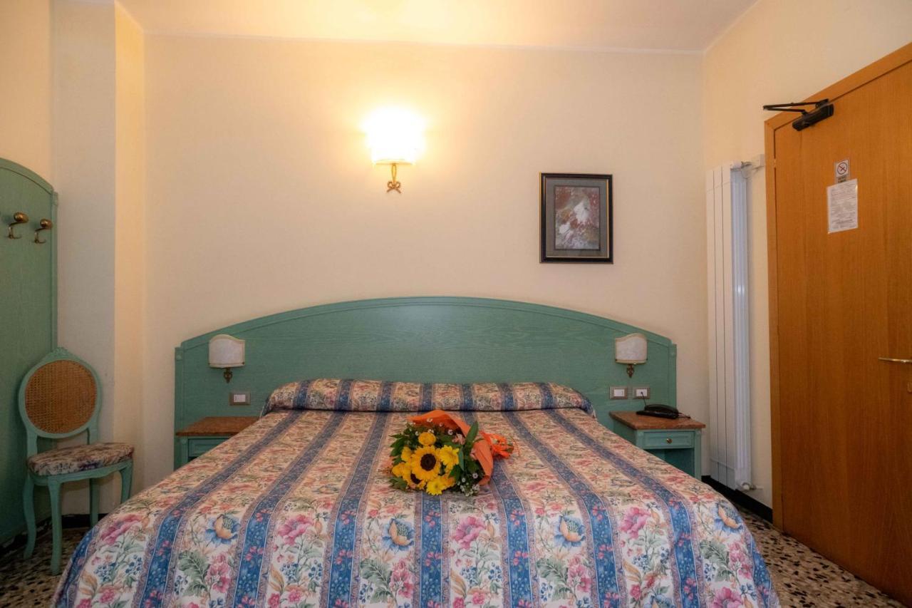 Hotel Magnolia Albenga Buitenkant foto