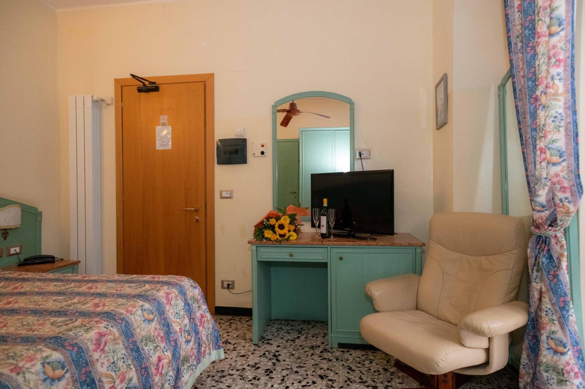 Hotel Magnolia Albenga Buitenkant foto