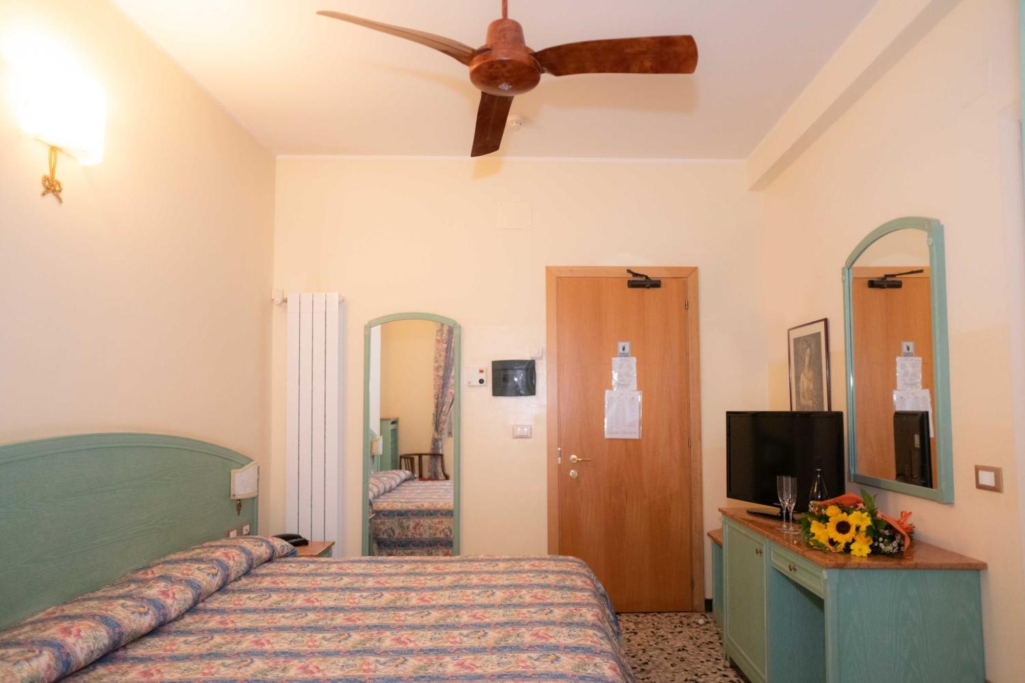 Hotel Magnolia Albenga Buitenkant foto
